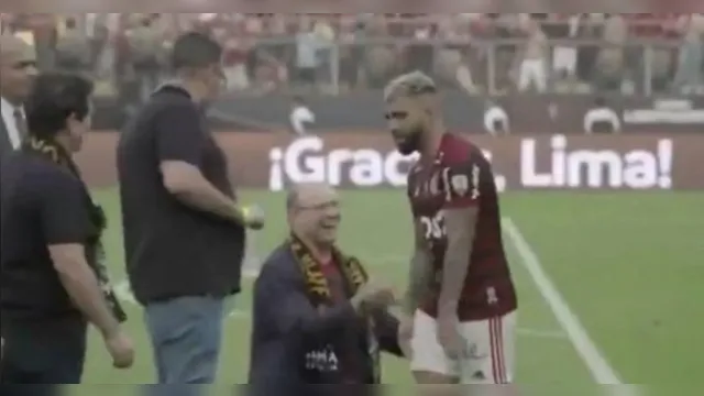 Imagem ilustrativa da notícia Gabigol ignora Witzel ajoelhado no gramado após o jogo; veja o vídeo