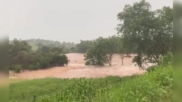 Imagem ilustrativa da notícia Região central de Goiás em estado de alerta após rompimento de represa