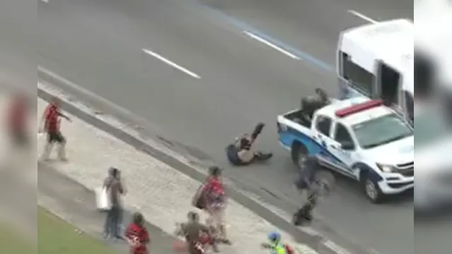 Imagem ilustrativa da notícia Festa do Flamengo é marcada por confusão, tiros e policial atropelado por viatura; assista!