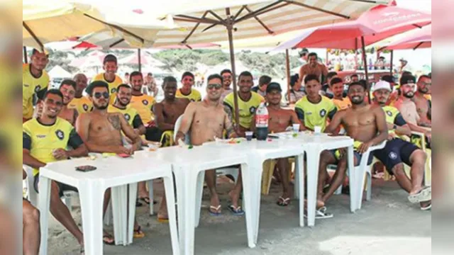 Imagem ilustrativa da notícia Eduardo Ramos rouba cena em foto com os jogadores do Remo em Salinas