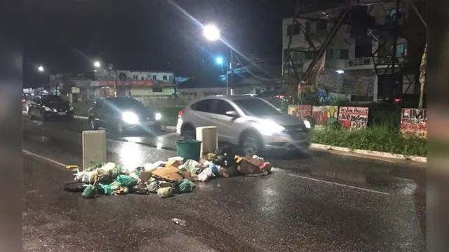 Imagem ilustrativa da notícia Moradores usam lixo para bloquear avenida em protesto contra falta de coleta em Belém