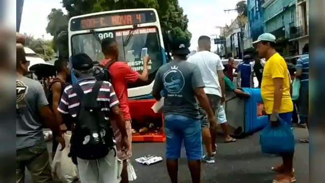 Imagem ilustrativa da notícia Ambulantes fecham avenida no Ver-o-Peso após ação da Guarda Municipal