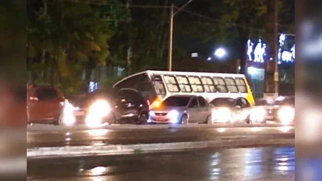 Imagem ilustrativa da notícia Motorista perde o controle e ônibus cai em vala na Augusto Montenegro