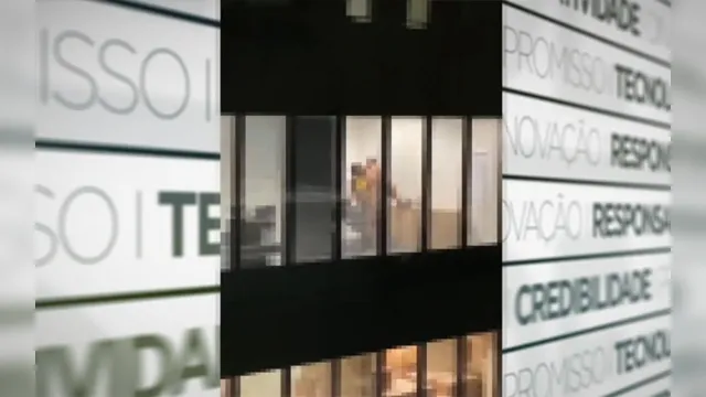 Imagem ilustrativa da notícia Vídeo: Empresário é flagrado fazendo sexo com secretária em escritório 