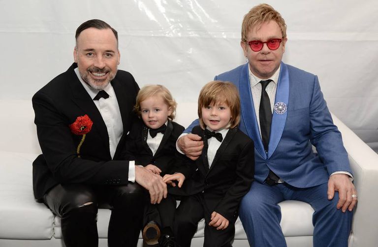 Elton John é casado com David Furnish e o casal tem dois filhos