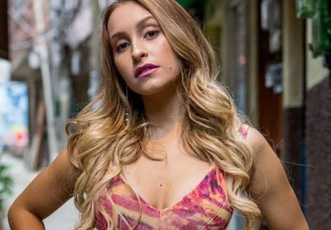 Carla Diaz Mostra Bumbum Gigante Na Piscina • Dol 