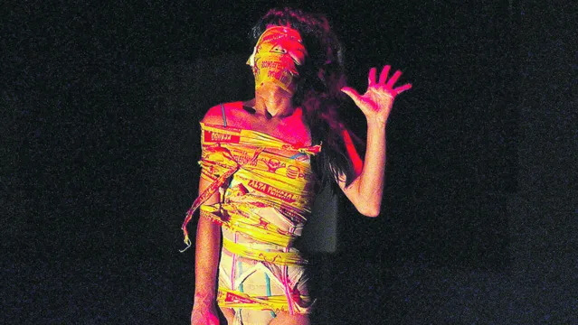 Imagem ilustrativa da notícia Atriz trans apresenta performance que desnuda pressões sobre pessoas LGBTIs