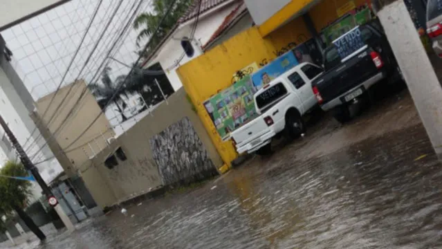Imagem ilustrativa da notícia Chuva forte da tarde alaga várias ruas e congestiona trânsito em Belém