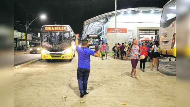 Imagem ilustrativa da notícia Usuários sofrem para pegar ônibus no Terminal Maracacuera 