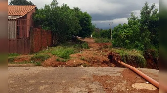 Imagem ilustrativa da notícia Cratera em rua ameaça derrubar casas em Águas Lindas