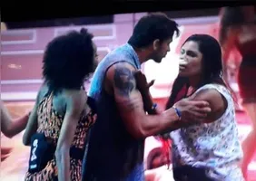 Imagem ilustrativa da notícia BBB:
 festa tem ‘cusparada’ após beijo entre
participantes. Veja!