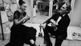 Imagem ilustrativa da notícia Joaquin Phoenix comemora Oscar comendo hambúrguer com a noiva