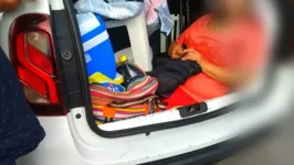 Imagem ilustrativa da notícia Sogra é flagrada sendo transportada dentro de porta-malas de veículo 