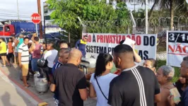 Centenas de pessoas formam longa fila no local