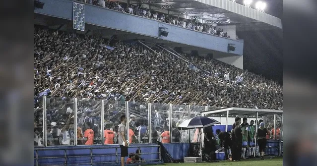 Imagem ilustrativa da notícia Árbitro cita objeto atirado para o gramado durante partida entre Paysandu X CRB-AL
