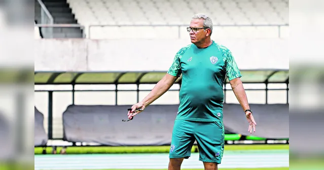Imagem ilustrativa da notícia Hélio dos Anjos é suspenso e fica fora do jogo contra o Brasiliense