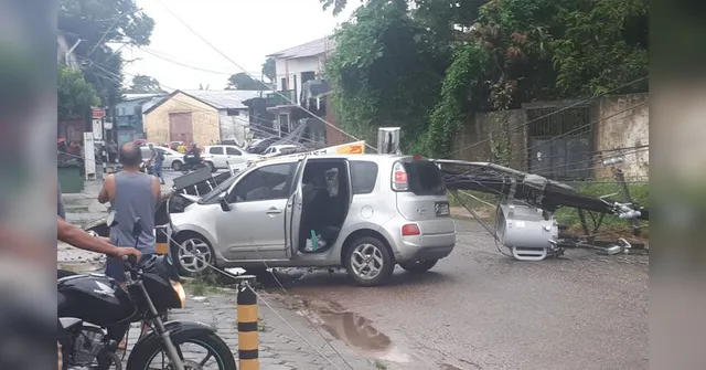 Imagem ilustrativa da notícia Condutor sofre mal súbito e carro é esmagado por poste na Cidade Nova