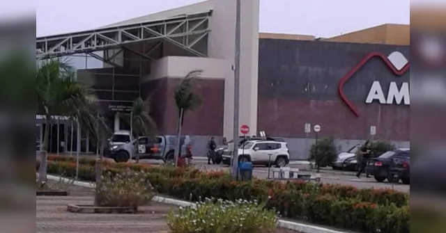 Imagem ilustrativa da notícia Polícia cerca shopping e criminoso faz reféns dentro da loja Marisa