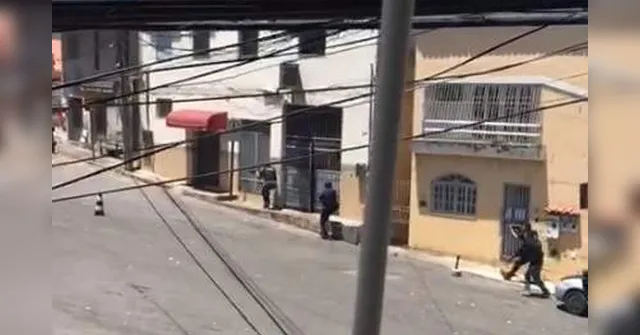 Imagem ilustrativa da notícia Bandidos queimam ônibus, depredam carros e fecham lojas após morte de traficante