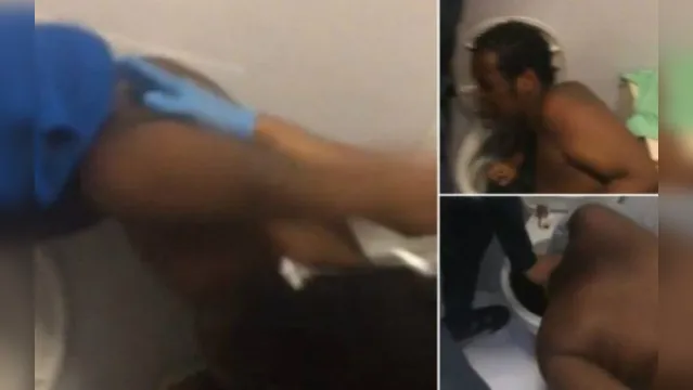 Imagem ilustrativa da notícia Presos gravam vídeo empurrando cabeça de estuprador para dentro de privada