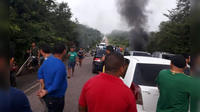 Imagem ilustrativa da notícia Motoristas de vans e aplicativos bloqueiam Alça Viária na entrada do Acará