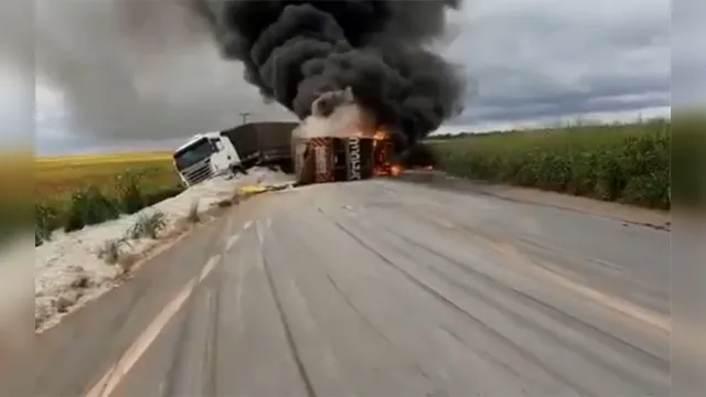 Imagem ilustrativa da notícia Grave acidente termina com caminhões incendiados na BR-364; veja o vídeo!