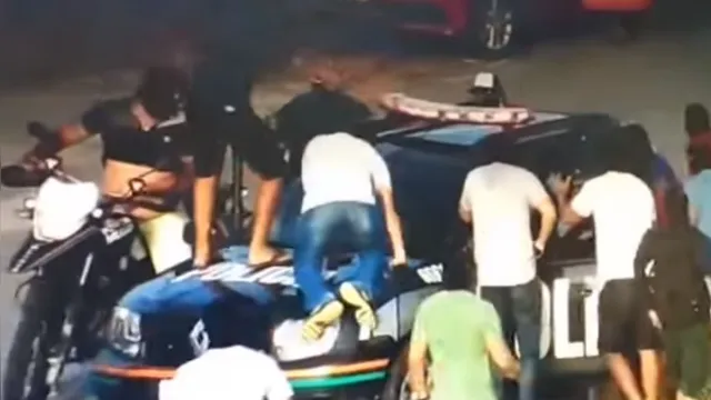 Imagem ilustrativa da notícia Vídeo:
grupo encapuzado toma viatura da Polícia Civil e cerca policiais em avenida de
Fortaleza