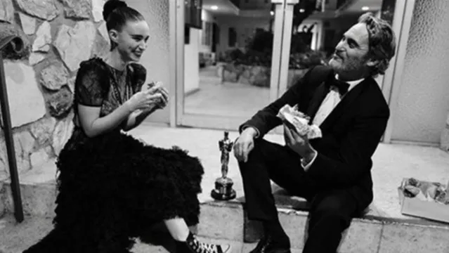 Imagem ilustrativa da notícia Joaquin Phoenix comemora Oscar comendo hambúrguer com a noiva