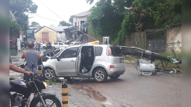 Imagem ilustrativa da notícia Condutor sofre mal súbito e carro é esmagado por poste na Cidade Nova