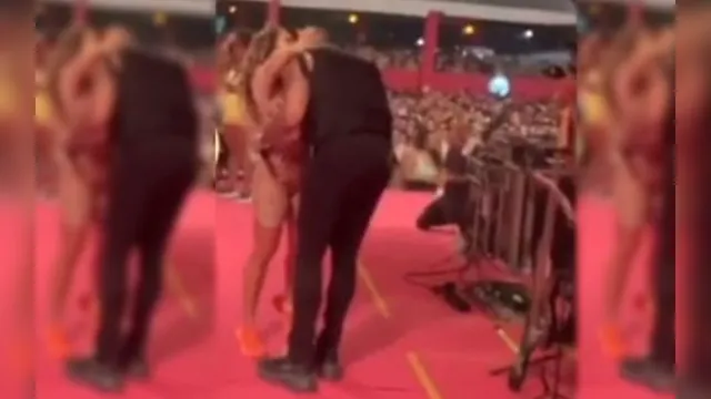 Imagem ilustrativa da notícia Com bumbum de fora, Anitta rebola em Léo Santana e fãs apontam beijo; veja o flagra!