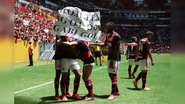 Imagem ilustrativa da notícia Trio de ouro decide e Flamengo é campeão da Supercopa após vencer Athletico Paranaense