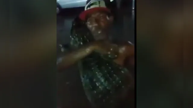 Imagem ilustrativa da notícia Vídeo: homem tenta vender jacaré vivo por 10 reais em boca de fumo