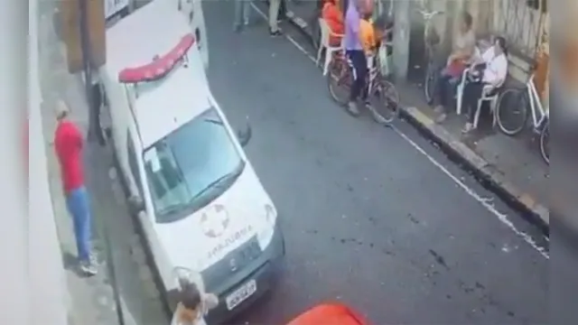 Imagem ilustrativa da notícia Vídeo: ladrão furta ambulância em frente a várias pessoas no centro de Belém
