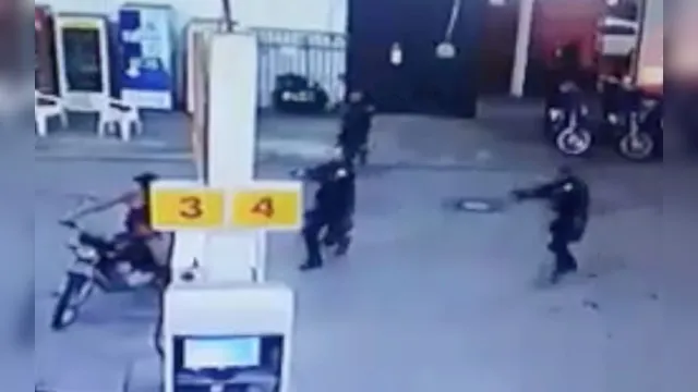 Imagem ilustrativa da notícia Vídeo: Ladrão deixa arma cair na frente de guardas e acaba preso