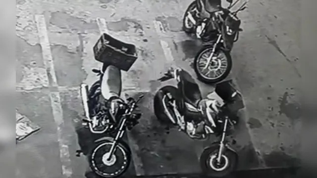 Imagem ilustrativa da notícia Vídeo: Câmera flagra moto ligando e andando sozinha