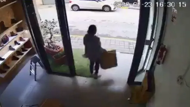 Imagem ilustrativa da notícia Mulher rouba 40 vibradores e sai distribuindo pela vizinhança 