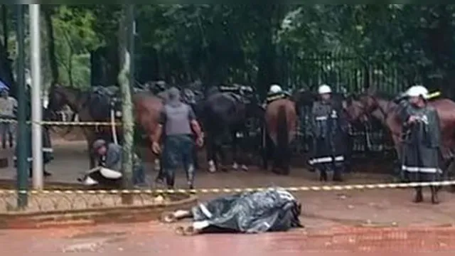 Imagem ilustrativa da notícia Cavalo da PM morre eletrocutado ao pisar em bueiro na Praça da República