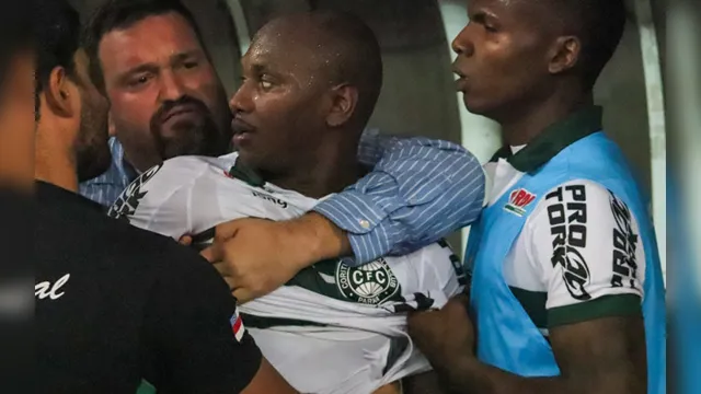 Imagem ilustrativa da notícia Sassá tenta agredir goleiro após ser eliminado pelo Manaus FC. Veja!