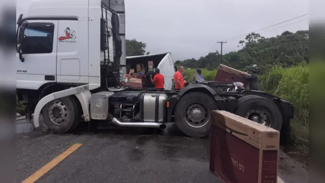 Imagem ilustrativa da notícia Vídeo flagra moradores furtando carga de televisão de 50’’ de caminhão tombado no Pará