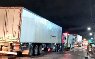 Rio transbordou na manhã de hoje (9) após fortes chuvas mais a maré alta, em Marituba, Região Metropolitana de Belém.