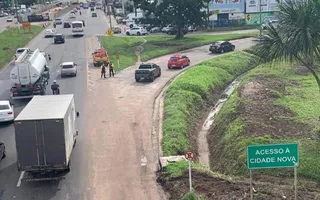 Após dez dias de interdição parcial, trânsito é normalizado e agentes do Detran orientam os condutores.