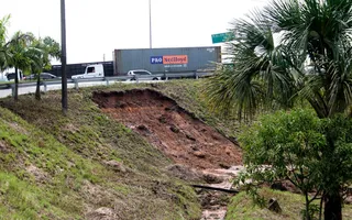 Parte do viaduto do Coqueiro cedeu após a forte chuva que caiu na madrugada desta segunda (9).