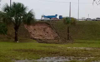 Lateral do viaduto despencou devido a forte chuva que caiu na manhã desta segunda-feira (9). 