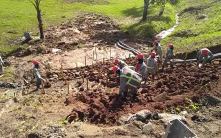 O serviço feito pela Setran da contenção do aterro utiliza bambu e pedras pretas, para evitar novos deslizamentos.