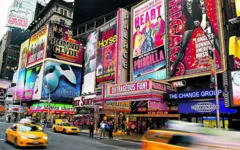 Até a Broadway parou depois que o estado de Nova York proibiu reuniões de mais de 500 pessoas.