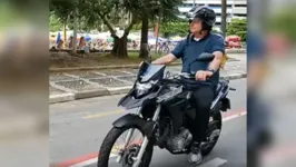 Imagem ilustrativa da notícia Bolsonaro é flagrado andando de moto com capacete solto 