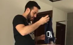 Imagem ilustrativa da notícia Torcedor azulino recebe presente especial e emociona a web. Veja o vídeo!
