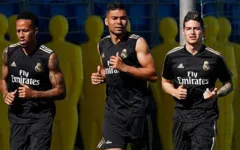 Os jogadores Eder Militão, Casemiro e James Rodriguez durante dia de treinamento do Real Madrid.