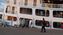 Embarcação passa por inspeção epidemiológica na cidade após atracar.