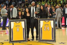 Imagem ilustrativa da notícia Famosos e torcedores participam do adeus a Kobe Bryant nos EUA